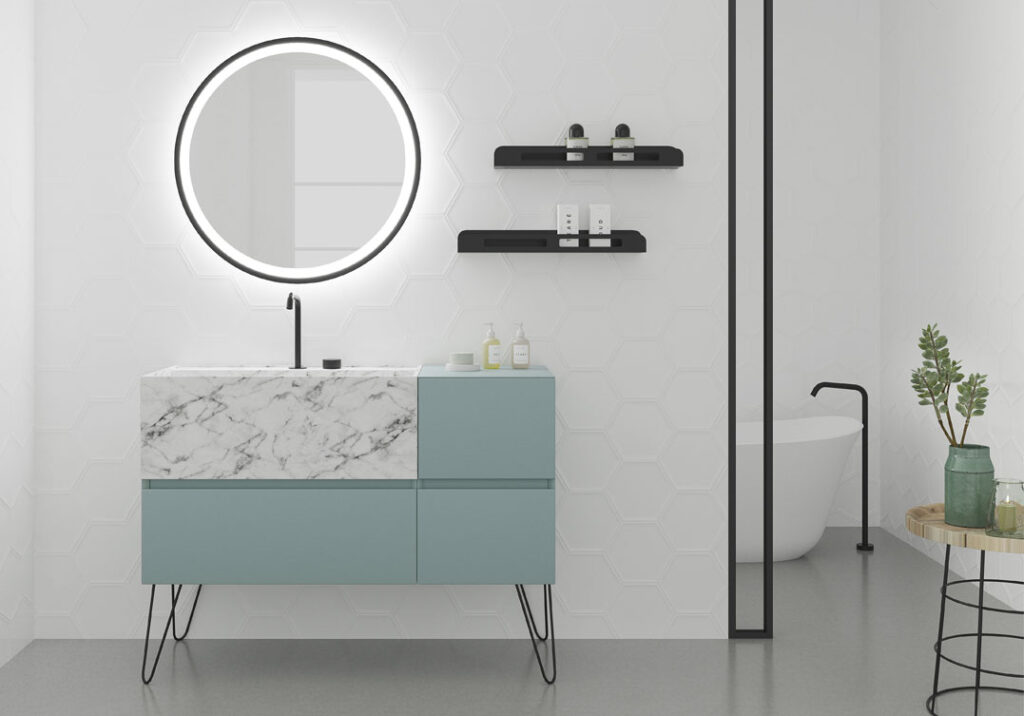 Mueble de baño en tono soft mint con patas y lavabo de mármol carrara